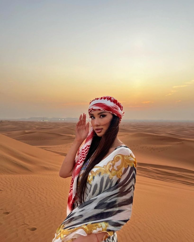 Эскорт-модель Ада